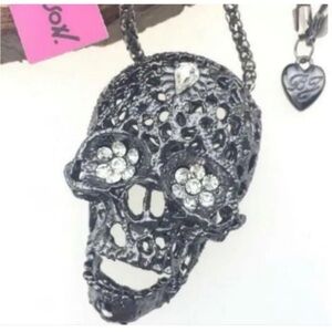 BETSEY JOHNSON BEAUTIFUL RHINESTONES AND ALLOY SKULL NECKLACE